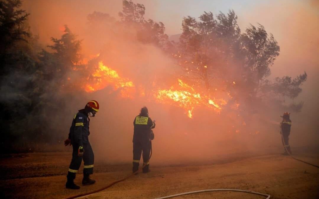 Στεκόμαστε στο πλευρό των κατοίκων, των πυροσβεστών και των εθελοντών που δίνουν τη μεγάλη μάχη με τις φλόγες
